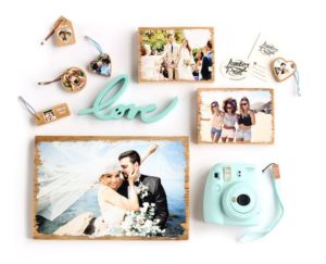 Schlüsselanhänger in Herz-, Kreis- und Bannerform und Bilder auf Vintageholz