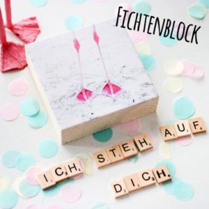 Bild auf einem Fichtenblock