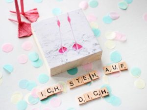 Bild auf einem Fichtenblock, dekoriert auf einem Tisch - dein Foto auf Holz