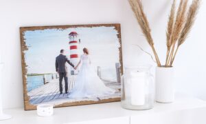 LumberPrint modern vintage stehend auf einem Schrank - dein Foto auf Holz