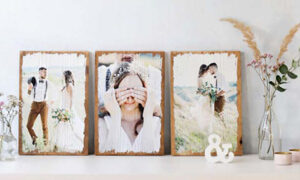 Personalisierter Holzdruck auf Vintage Limited von LumberPrint, drei Bilder stehend auf einem Schrank – Echtes Altholz