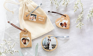 LumberPrint Schlüsselanhänger - vier verschiedene liegend auf einer Tischdecke mit Dekoration