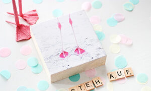 Personalisierter Holzdruck auf Block von LumberPrint, liegend auf einem Schrank – glatter heller Look