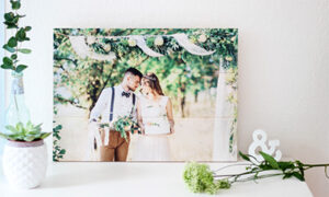 Personalisierter Holzdruck auf Fichtenholz von LumberPrint, stehend auf einem Schrank – glatter heller Look