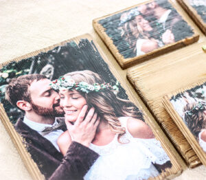 LumberPrint Holzdruck Modern Vintage S - liegend auf einem Tisch